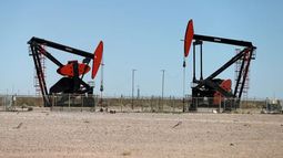 Se desploma el precio del petróleo tras el anuncio de la apertura del estrecho de Ormuz. &nbsp;