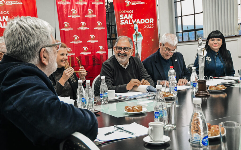 El intendente Raúl “Chuli” Jorge recibió a los miembros del jurado de los Premios San Salvador 2025, tras la finalización del proceso de selección de los ciudadanos e instituciones que serán distinguidos con la tradicional estatuilla en honor a la festividad de nuestro Santo Patrono, celebrada cada 6 de agosto.