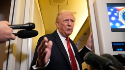 Donald Trump habla con los reporteros a bordo del Air Force One (AP)