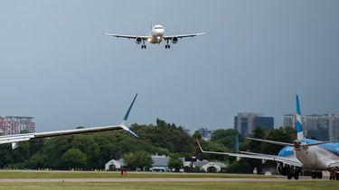 Controladores aéreos anuncian paro en plena temporada de vacaciones