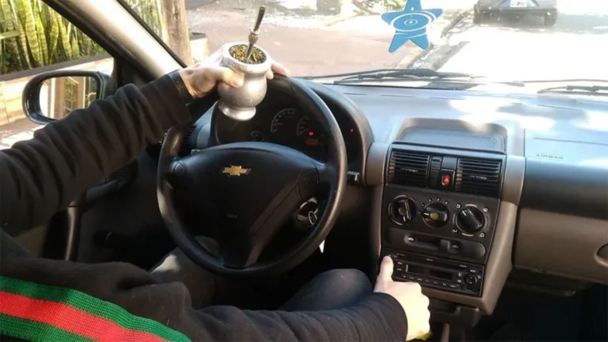Mendoza sanciona tomar mate en el auto