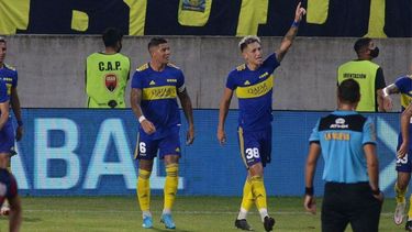 Luis Vázquez junto a Marcos Rojo festejando.