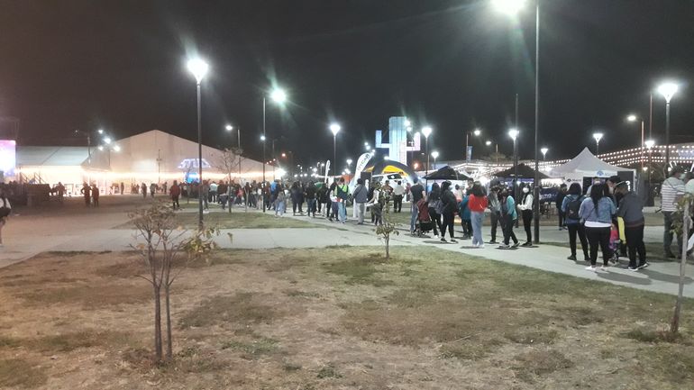 La gente espera para vivir la Fiesta Nacional de los Estudiantes 2021.