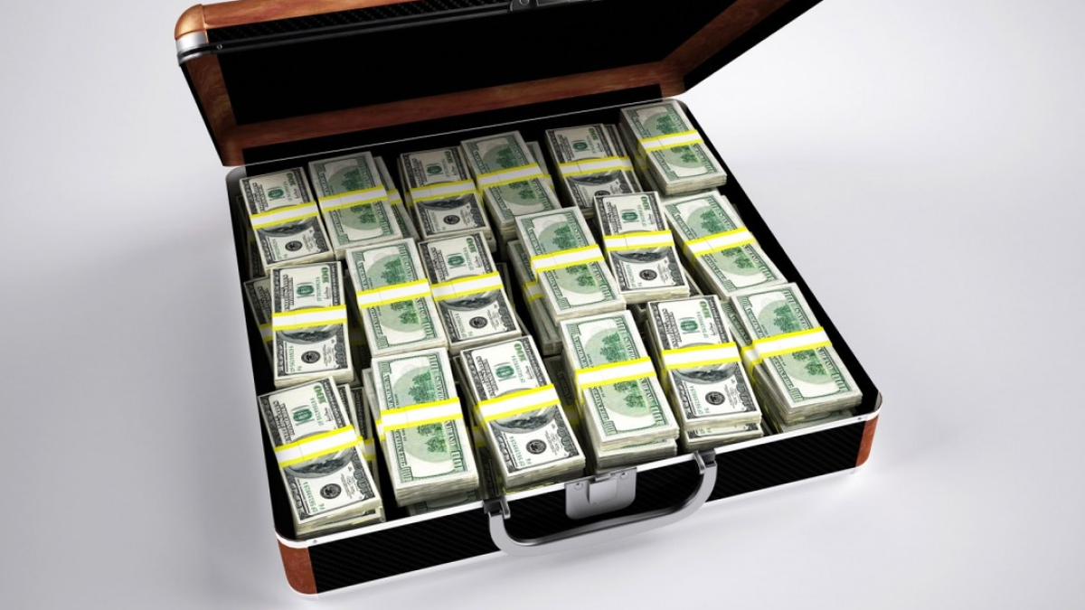 Devolvió un maletín con medio millón de dólares y sólo aceptó un