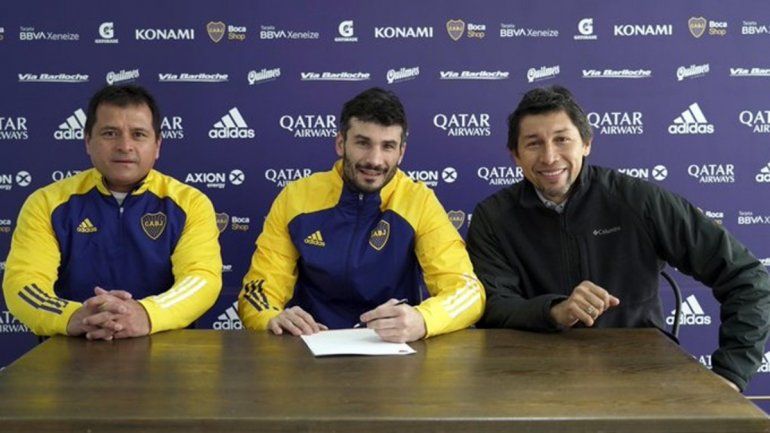 Javier Garcia en la firma de su contrato con el Xeneize. Foto Telam..jpg