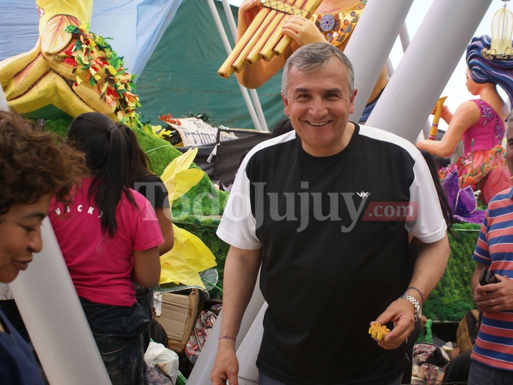 Gerardo Morales recorriendo canchones
