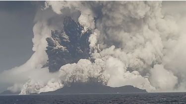 La erupción de un volcán provocó un tsunami que golpea Tonga