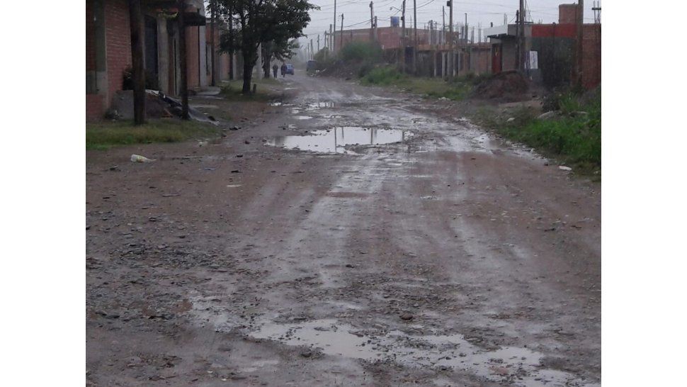 La lluvia dejó calles embarradas y problemas para transitar