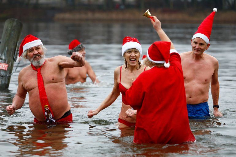 Nadadores alemanes celebran navidad en el lago Oranke de Berl&iacute;n, Alemania (REUTERS Michele Tantussi)