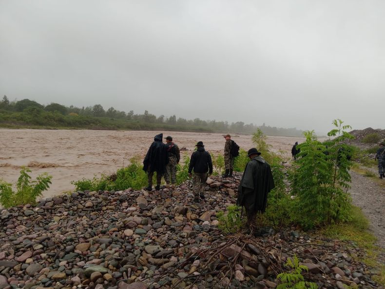 Más de 50 efectivos buscan a la nena arrastrada por el río Grande.