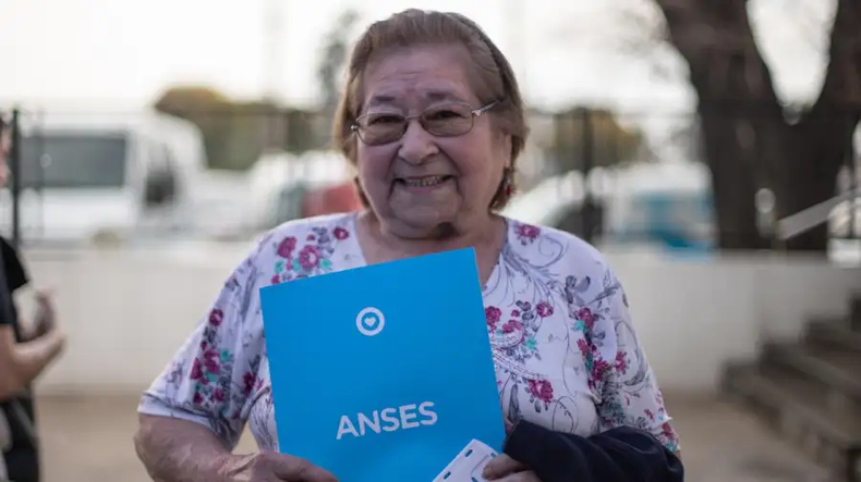 ANSES ha anunciado un aumento del 2,21% en las jubilaciones, pensiones y asignaciones a partir de marzo de 2025. Este ajuste eleva la jubilación mínima, que junto con un bono de $70.000, alcanzará los $349.121,71.