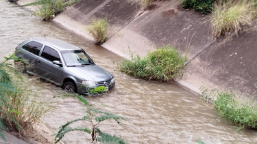Auto cayó a un canal en San Pedro de Jujuy.