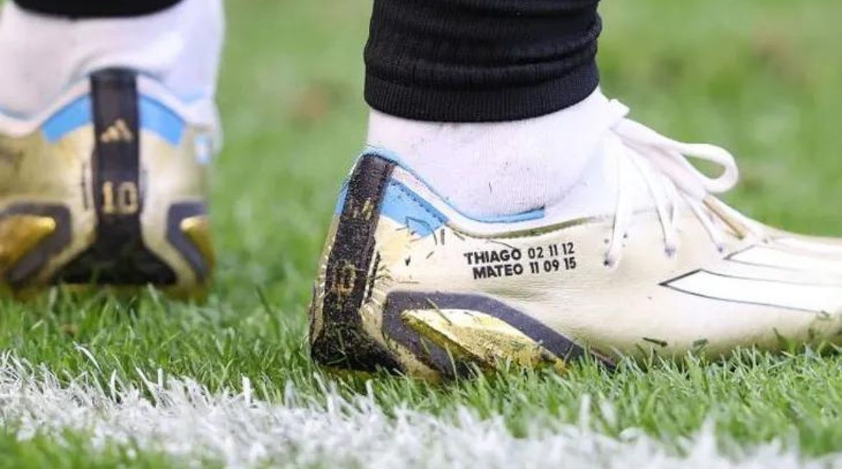 el tierno detalle de los botines de messi