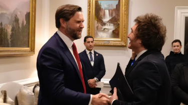 JD Vance saluda a Javier Milei durante una visita del mandatario argentino a los Estados Unidos en 2025