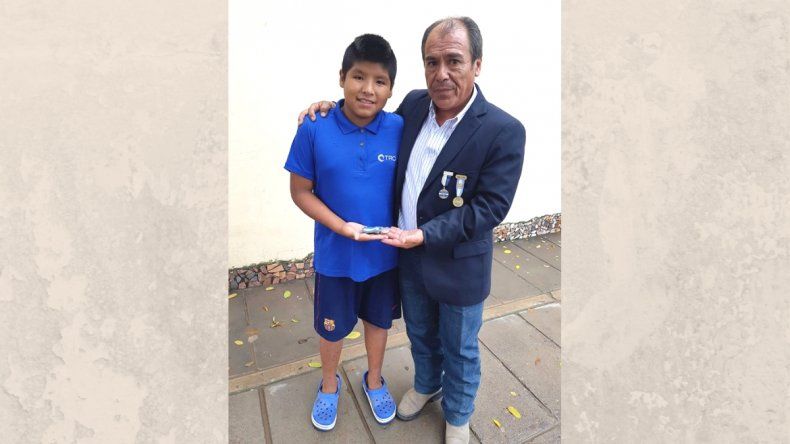 Un milagro en el 2 de abril: un veterano había perdido su medalla y un niño la encontró 