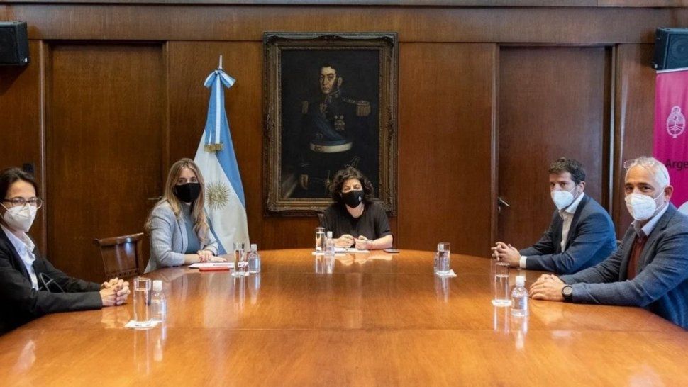 Carla Vizzotti en Casa Rosada con los representantes de AstraZeneca.