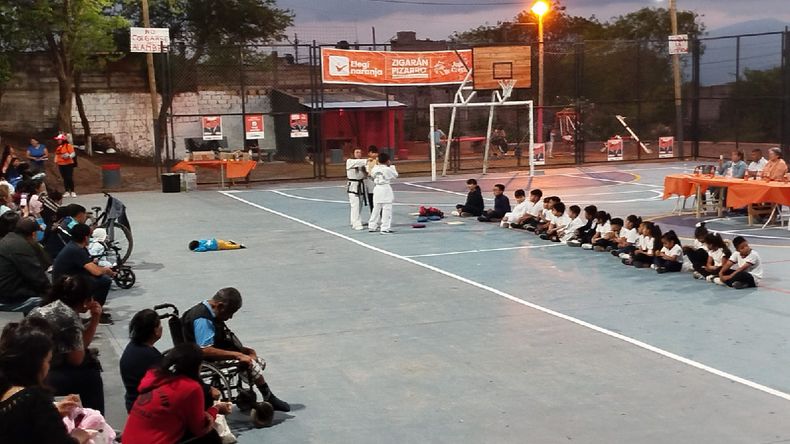 Vecinos del barrio Che Guevara en Alto Comedero y el renovado polideportivo