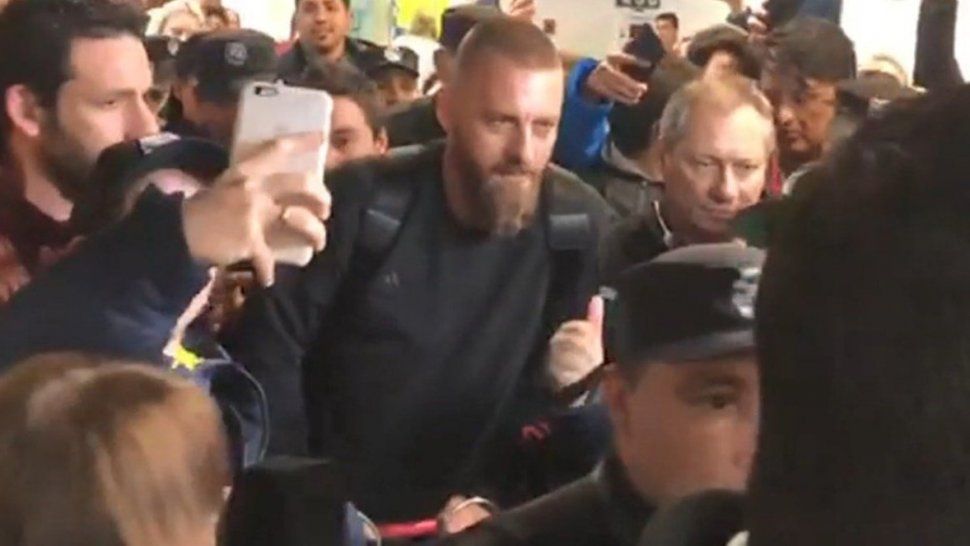 Daniele De Rossi llegó a la Argentina y lo recibió una multitud