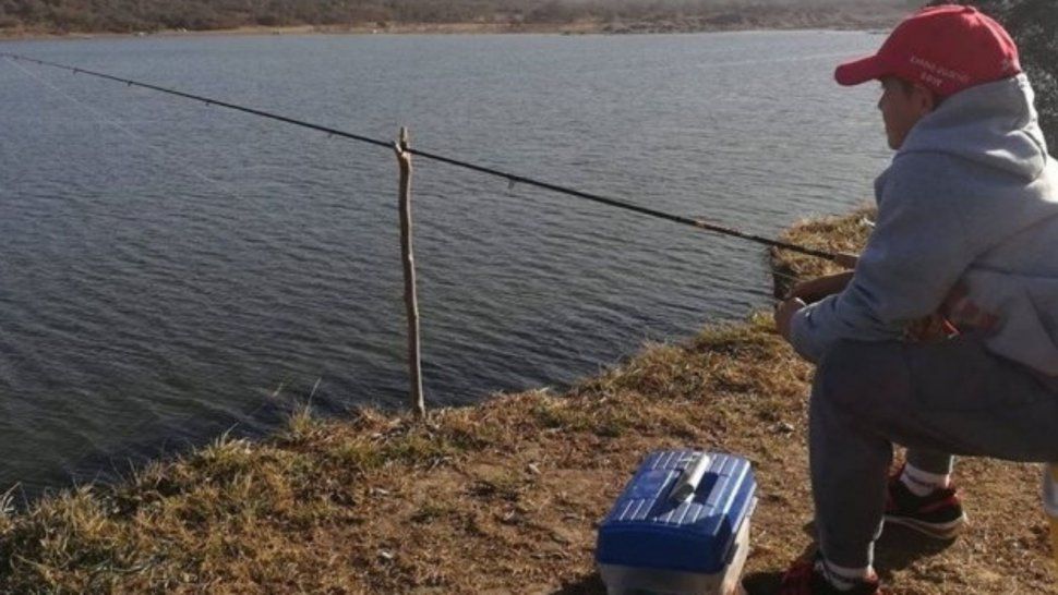 Vuelve la pesca desde la orilla en los diques de la provincia