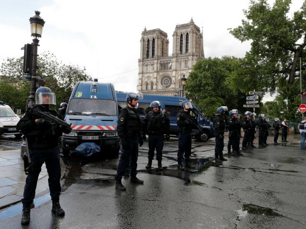 Cordón policial junto a Nortre Dame