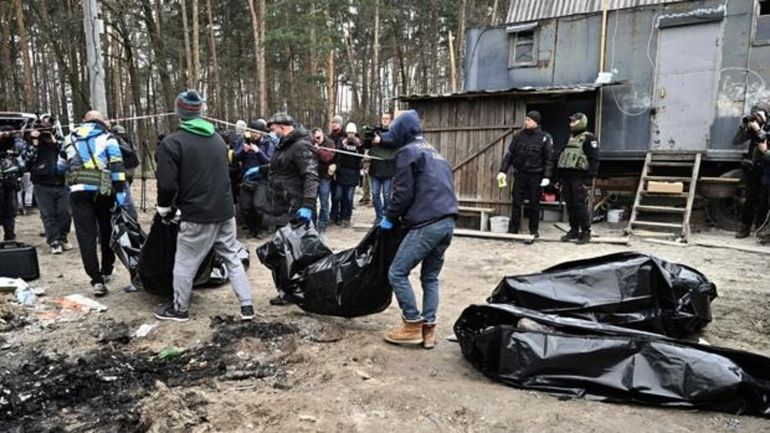 Masacre. Ciudadanos ucranianos cargan bolsas con cadáveres. Las fotografías de los asesinatos en Bucha inclinaron al Gobierno de Argentina a votar a favor de la suspensión de Rusia del Consejo de DDHH.