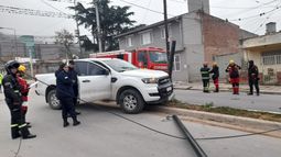 Manejaba en estado de ebriedad, chocó contra un poste y dejó sin luz a una vivienda