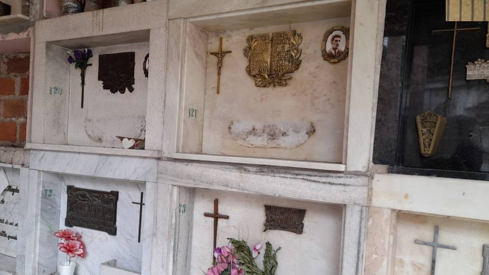 Cementerio: Capturaron a un ladrón de floreros de bronce