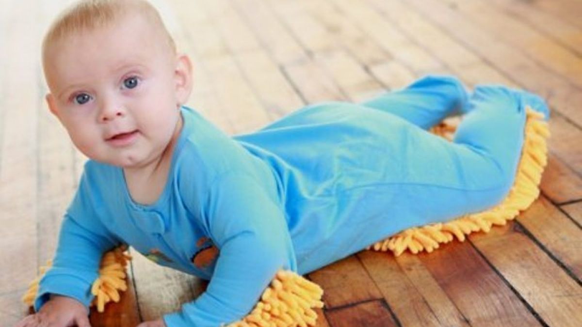 Use a su bebé para limpiar el piso