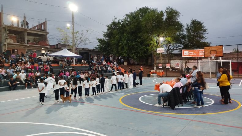 Vecinos del barrio Che Guevara en Alto Comedero y el renovado polideportivo