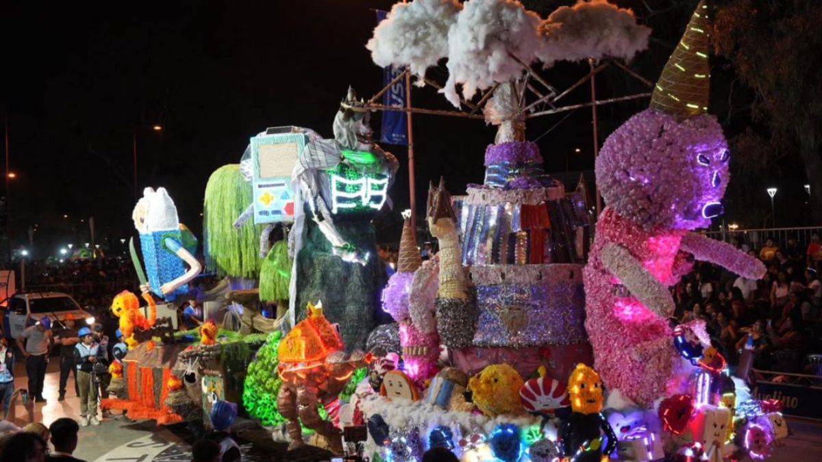 Con éxito se cerró el cuarto desfile de carrozas de la FNE 2024