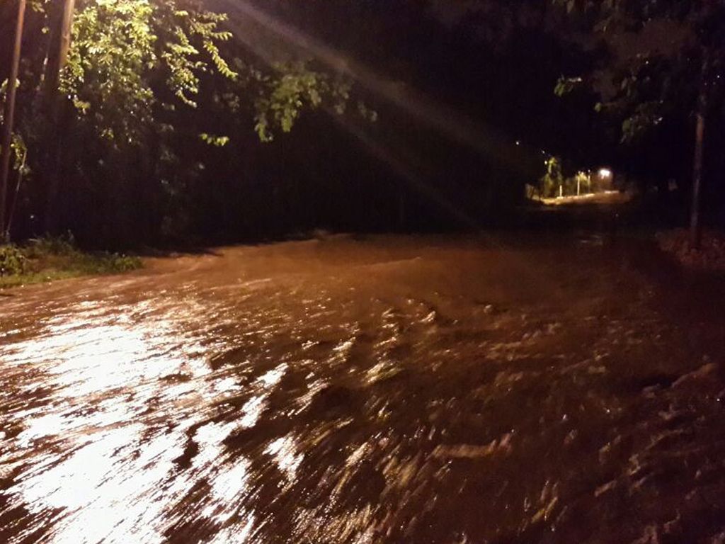 Calle inundada en Malvinas