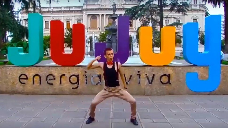 Furor por el baile viral de Leña para el carbón en las calles de Jujuy