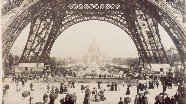 Día del Trabajador. En París, en 1889, durante un congreso de la Segunda Internacional (asociación de partidos socialistas, laboristas y anarquistas de todo el mundo), se estableció el 1 de Mayo como Día del Trabajador para conmemorar a los Mártires de Chicago.