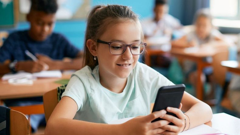 Buscarán regular el uso de celulares dentro de las aulas en este segundo semestre