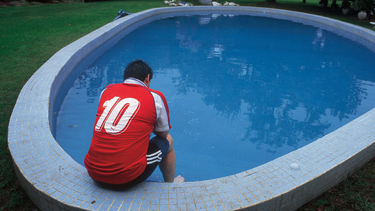 Diego Armando Maradona como nadie lo vio: en la más absoluta soledad en la pileta después de jugar un partido en la quinta de su amigo Federico Rivero en Tortuguitas. Foto: Maxi Vernazza. Diego Armando Maradona como nadie lo vio: en la más absoluta soledad en la pileta después de jugar un partido en la quinta de su amigo Federico Rivero en Tortuguitas. Foto: Maxi Vernazza.