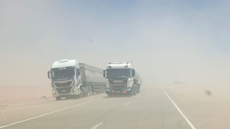 Tormenta de arena: volc&oacute; un cami&oacute;n en la Ruta Nacional 52
