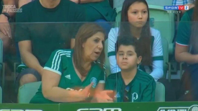 Pasión sin límites: una mamá le relata el partido de fútbol a su hijo no vidente