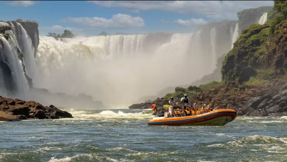 Murió un turista neerlandés tras el vuelco de un barco en las Cataratas del Iguazú.