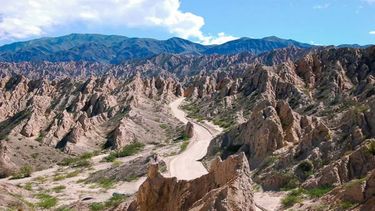 Desde la ciudad de Salta, el viaje son unas 5 a 6 horas en auto por la RN 40. Desde la ciudad de Salta, el viaje son unas 5 a 6 horas en auto por la RN 40.