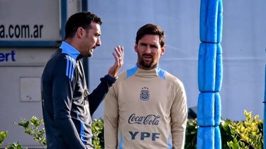 Scaloni y Messi durante una de las prácticas de la Selección.
