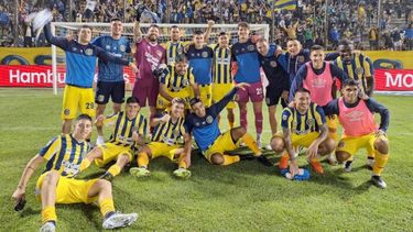 Los jugaores de Rosario Central tras ganarle a Racing en Salta.