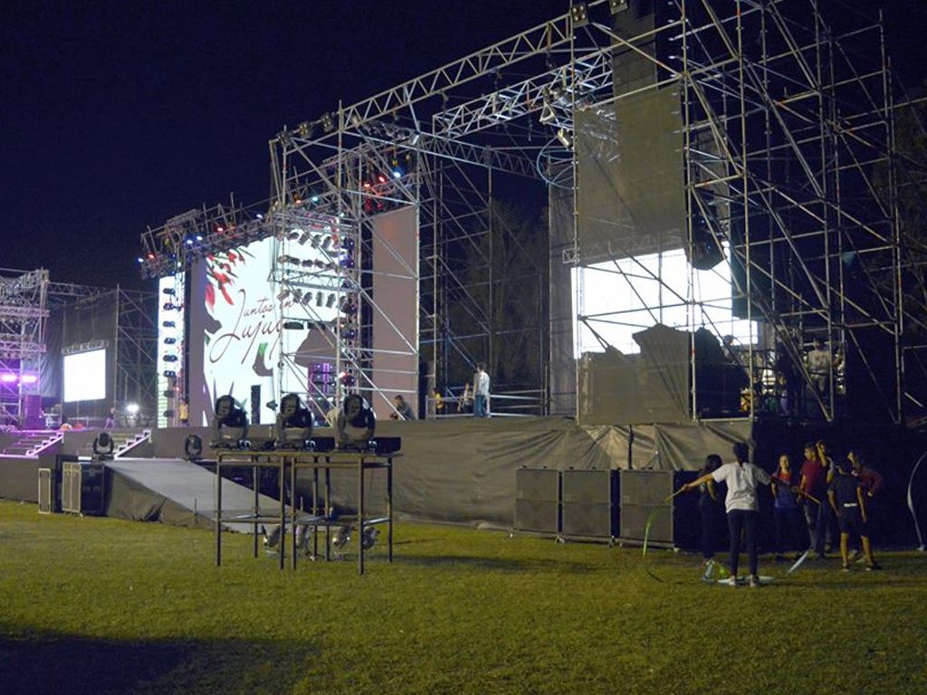 Luces y sonido en los tres escenarios