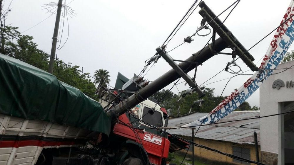 Un camión derribó un poste, sólo se puede ingresar a Yala por colectora