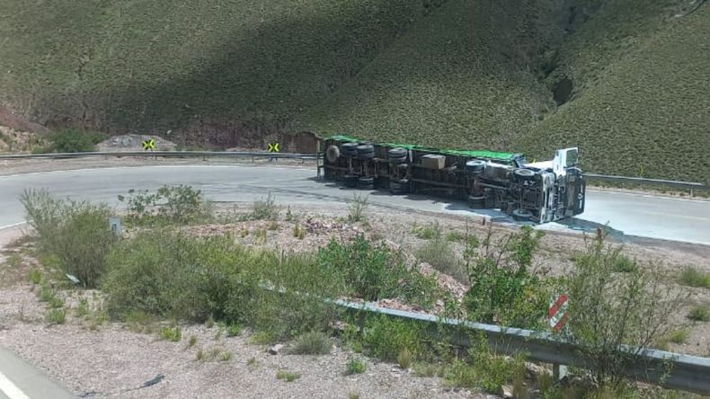 Cuesta de Lipán: volcó un camión en la ruta 52 y cortaron el tránsito
