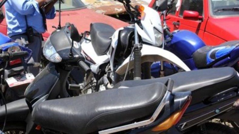Indignante: dejaron un cachorrito encerrado debajo del asiento de una moto
