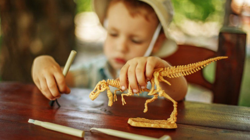 Comprueban que los niños que juegan con dinosaurios van a ser muy inteligentes