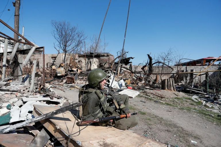 Sobreviviente. Un soldado ruso descansa en medio de unas edificaciones destruidas. Gran parte de las tropas de Rusia cayeron durante la invasión, según el Pentágono.