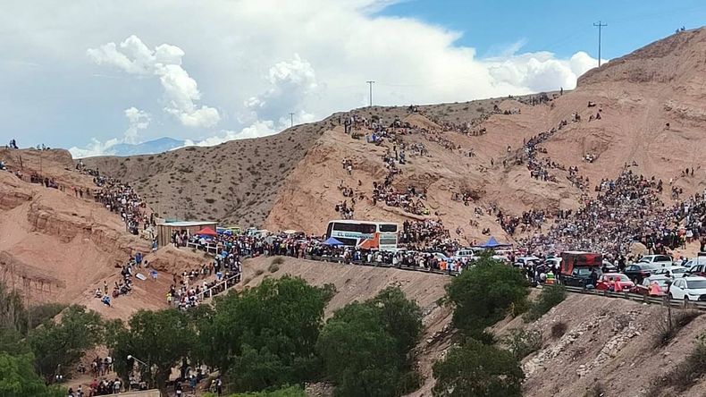 Un colectivo quedó varado en la RN 9 a la altura de la comparsa cerro Negro, en Maimará. Hay paso alternado y presencia de Seguridad Vial. Un colectivo quedó varado en la RN 9 a la altura de la comparsa cerro Negro, en Maimará. Hay paso alternado y presencia de Seguridad Vial.