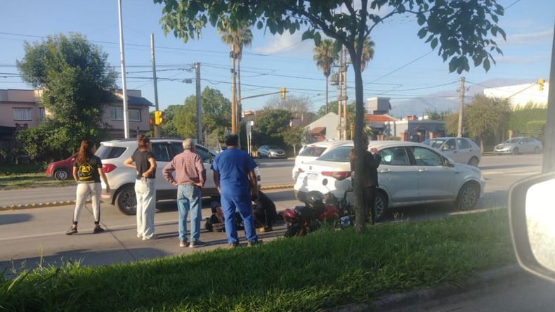 Incidente vial en Av. Ricardo Balbín en Bajo La Viña Incidente vial en Av. Ricardo Balbín en Bajo La Viña