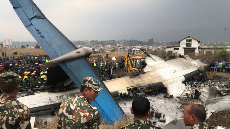 Más de 40 muertos al estrellarse un avión de pasajeros en Nepal